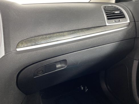 Used 2019 Chrysler 300 Limited RWD image 33