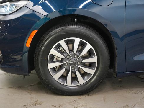 Used 2024 Chrysler Pacifica Limited FWD image 31
