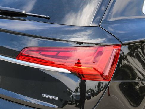 Used 2024 Audi Q5 e Premium Plus w/ Premium Plus Package AWD/4WD image 11