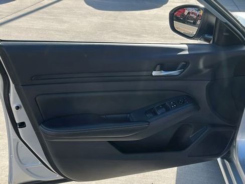 Used 2024 Nissan Altima 2.5 SV FWD image 5