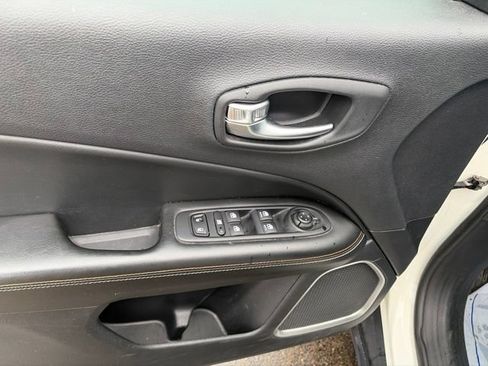 Used 2019 Jeep Compass Latitude w/ Cold Weather Group AWD/4WD image 12