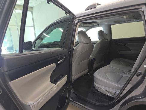Used 2023 Toyota Highlander XLE AWD/4WD image 25