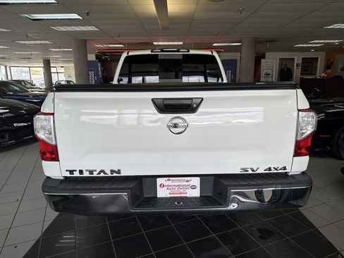 Used 2017 Nissan Titan SV image 7