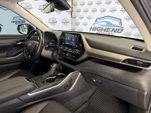 Used 2021 Toyota Highlander XLE AWD/4WD image 30