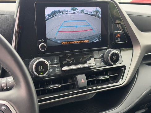 Used 2024 Toyota Highlander LE FWD image 23