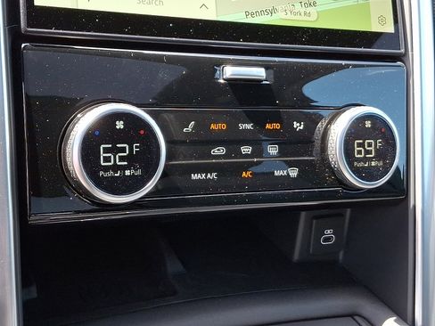 Certified 2024 Land Rover Discovery Dynamic SE image 17