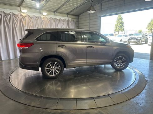 Used 2019 Toyota Highlander XLE FWD image 4