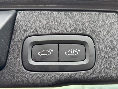 Used 2020 Volvo XC60 T5 Momentum image 25