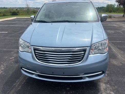 Used 2016 Chrysler Town & Country Touring-L w/ Driver Convenience Group FWD image 3