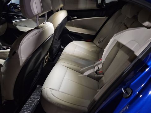 Used 2022 Genesis G70 2.0T image 13