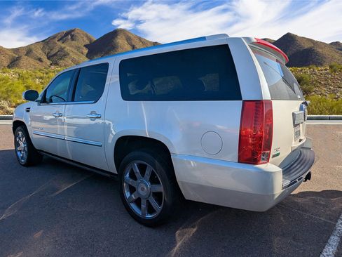 Used 2010 Cadillac Escalade ESV Premium image 4