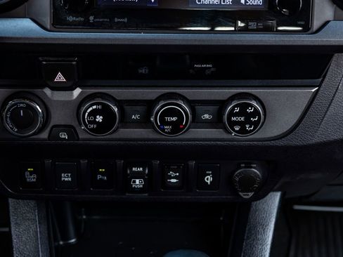 Used 2018 Toyota Tacoma TRD Off-Road w/ Technology Package image 25