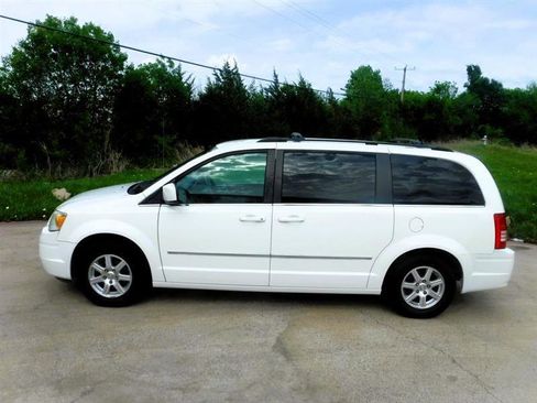 Used 2009 Chrysler Town & Country Touring image 10
