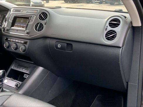 Used 2016 Volkswagen Tiguan S image 17