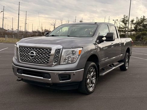 Used 2019 Nissan Titan SV w/ SV Convenience Package image 2