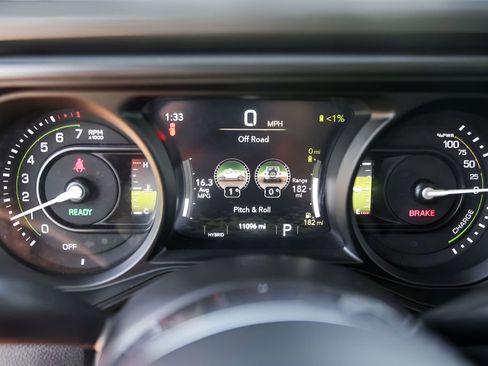 Used 2025 Jeep Wrangler Unlimited Sahara AWD/4WD image 11