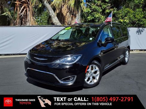 Used 2017 Chrysler Pacifica Touring-L FWD image 1