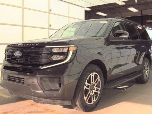 Used 2025 Ford Expedition Active image 2