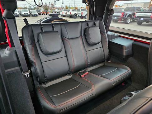 Used 2024 Jeep Wrangler Rubicon w/ Technology Group image 13