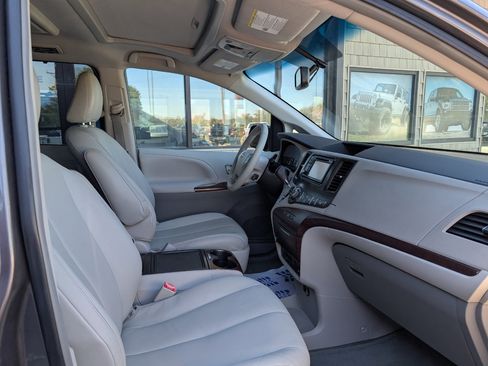 Used 2012 Toyota Sienna Limited image 24