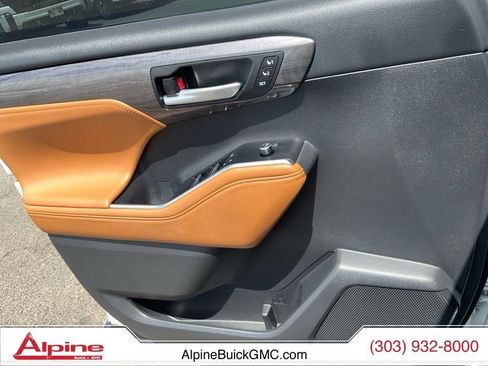 Used 2025 Toyota Highlander Platinum AWD/4WD image 16