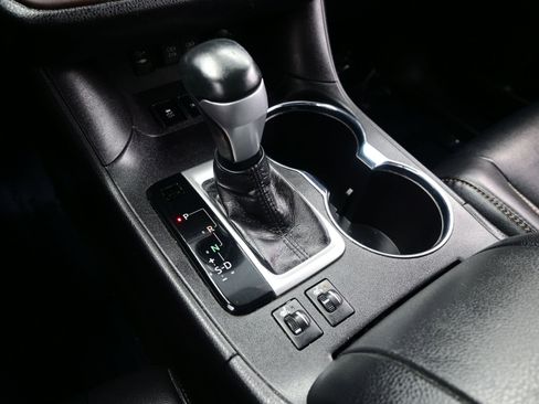 Used 2019 Toyota Highlander XLE AWD/4WD image 22