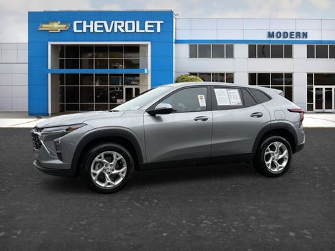 Used 2025 Chevrolet Trax LS w/ LS Convenience Package FWD image 1