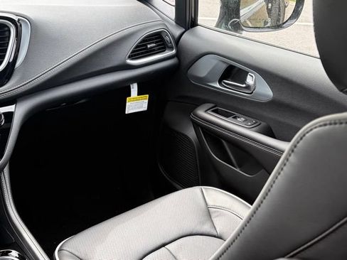 New 2026 Chrysler Pacifica Limited w/ Uconnect Theater Family Group FWD image 37