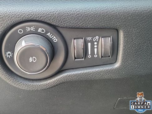 Used 2024 Chrysler Pacifica Touring FWD image 17