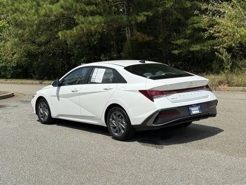 Used 2024 Hyundai Elantra SEL image 3
