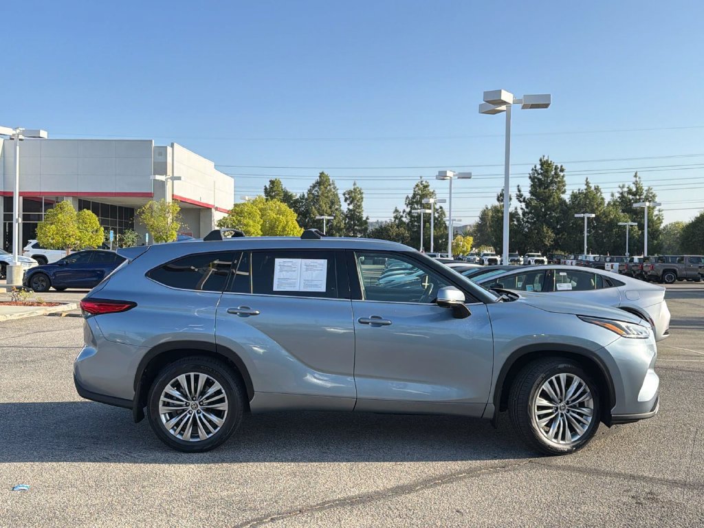Used 2023 Toyota Highlander Platinum FWD image 3