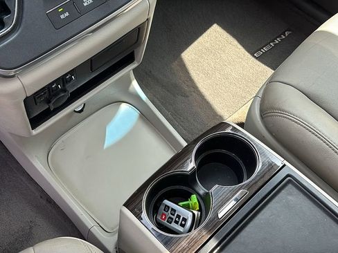 Used 2017 Toyota Sienna XLE w/ XLE Navigation Package FWD image 21