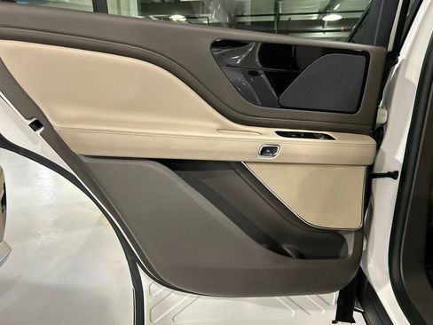 Used 2024 Lincoln Aviator AWD w/ Premium Package image 21