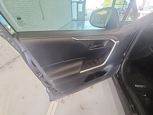Used 2019 Toyota RAV4 LE image 7