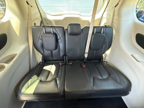 Used 2022 Chrysler Pacifica Touring-L FWD image 30