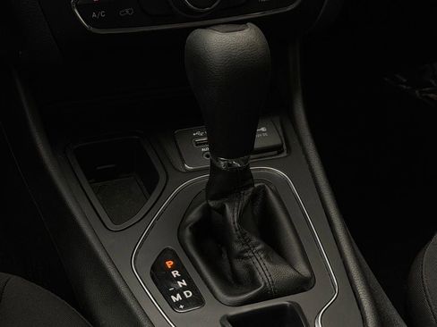 Used 2019 Jeep Cherokee Latitude w/ Popular Appearance Group FWD image 19