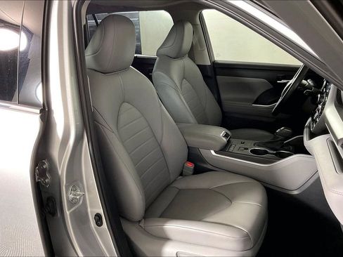 Used 2021 Toyota Highlander XLE FWD image 6