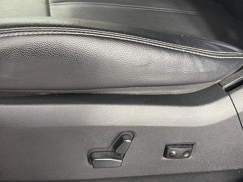 Used 2015 Chrysler Town & Country Touring image 24