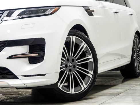 Used 2024 Land Rover Range Rover Sport Dynamic SE AWD/4WD image 3