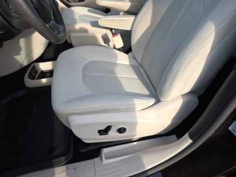 Used 2017 Chrysler Pacifica Touring image 13