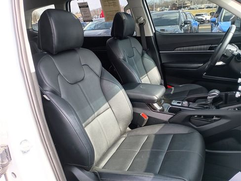Used 2024 Kia Telluride EX w/ EX Captain's Chair Package image 32