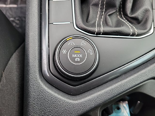 Used 2024 Volkswagen Tiguan SE AWD/4WD image 34