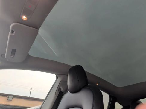 Used 2022 Tesla Model Y Long Range AWD/4WD image 13