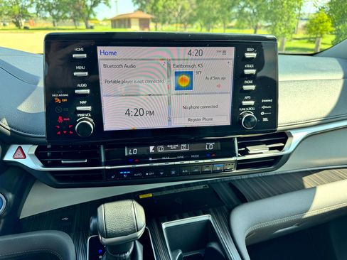 Used 2021 Toyota Sienna Limited image 24