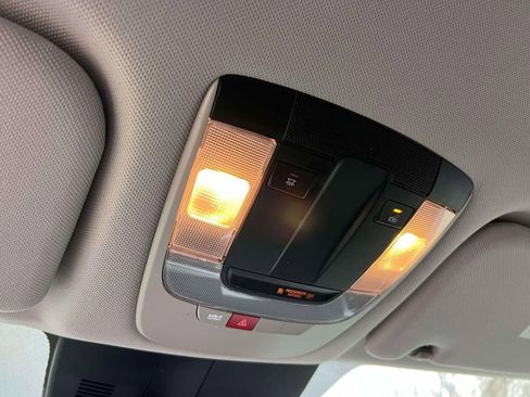 Used 2025 Kia Sorento S image 32