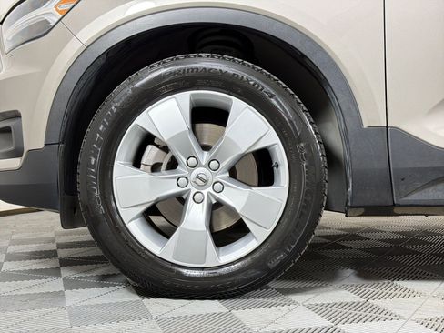 Used 2022 Volvo XC40 T5 Momentum w/ Premium Package image 12