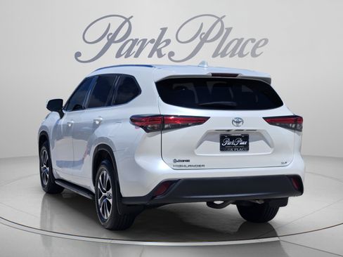 Used 2020 Toyota Highlander XLE FWD image 3
