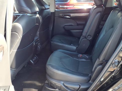 Used 2023 Toyota Highlander Platinum FWD image 10