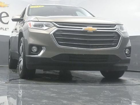Used 2019 Chevrolet Traverse LT w/ LT Premium Package FWD image 3