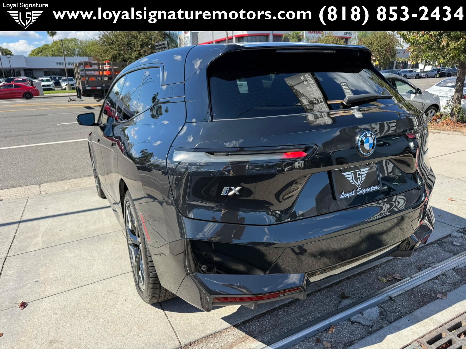 Used 2024 BMW iX xDrive50 w/ Sport Package AWD/4WD image 5